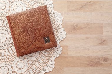 Fotoğraf kitabı, defter ya da gerçek deri kapaklı günlük. Kahverengi ve dekoratif damgalı. Düğün ya da aile fotoğrafı albümü. Aile değeri