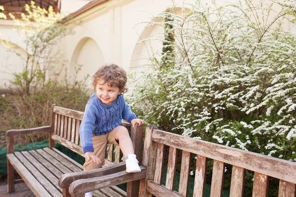 Весной Счастливый Мальчик Играет Бегает Парке Маленький Улыбающийся Ребенок Играет — стоковое фото