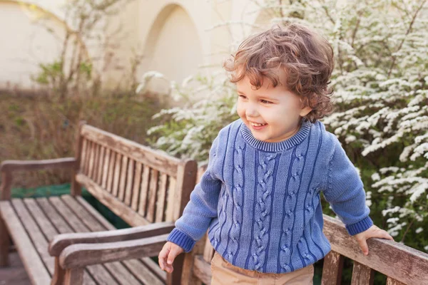 Весной Счастливый Мальчик Играет Бегает Парке Маленький Улыбающийся Ребенок Играет — стоковое фото