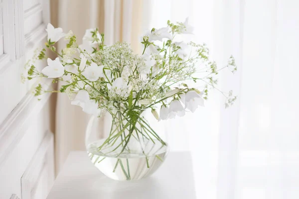 Gyengéd Harangcsokor Vázában Reggeli Fény Szobában Puha Lakásdekoráció Fehér Virágos — Stock Fotó