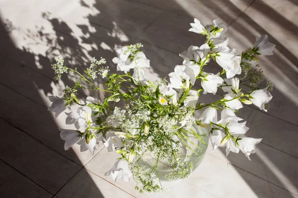 Witte Klokbloemen Een Glazen Vaas Bloemen Avond Zonlicht Schaduw Geweldige — Stockfoto
