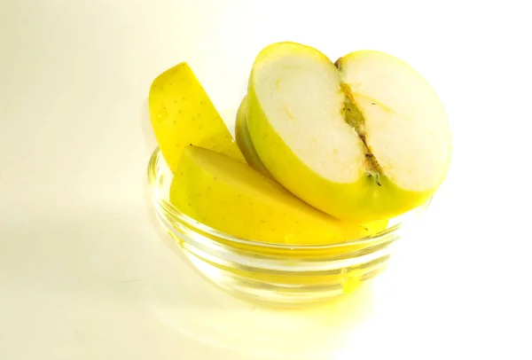 Вкусное зеленое яблоко в прозрачной тарелке — стоковое фото