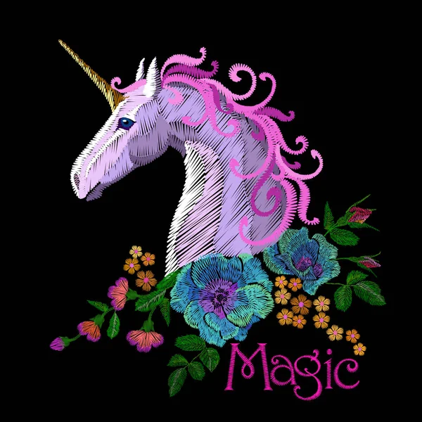 Stiker bordir unicorn fantasi. Bunga surai berwarna ungu muda mengatur ornamen mawar bunga poppy. Lencana kartun sihir vektor ilustrasi - Stok Vektor