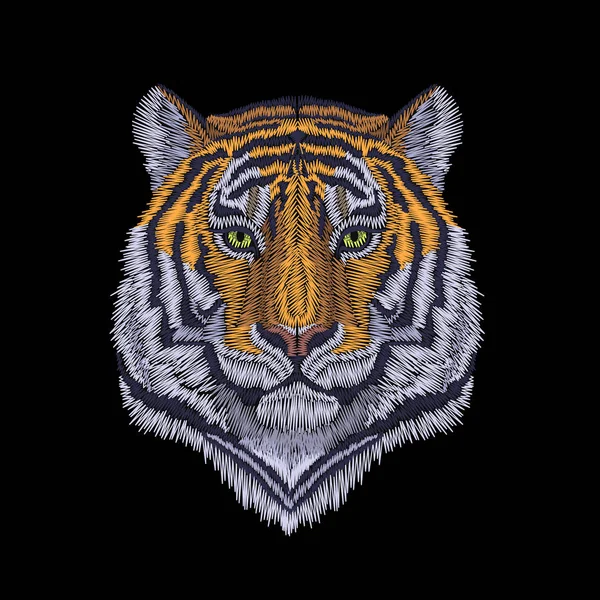 Cabeça de tigre nobre a olhar. Adesivo de bordado com vista frontal. Laranja listrado animal selvagem preto costurar impressão têxtil textura. Selva logotipo vetor ilustração — Vetor de Stock