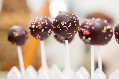 Lezzetli çikolatalı kek ile sprinkles - tatlı gıda çıkar