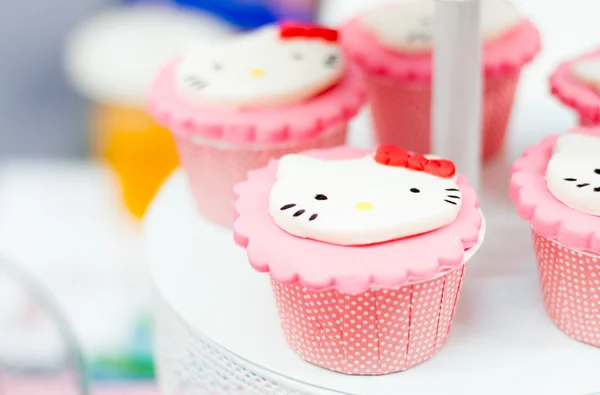 Pink Olá Kitty cupcakes e utensílios de cozinha. Aniversário, Caseiro, Sobremesa doce, Pastelaria doce, Cupcakes gourmet . — Fotografia de Stock
