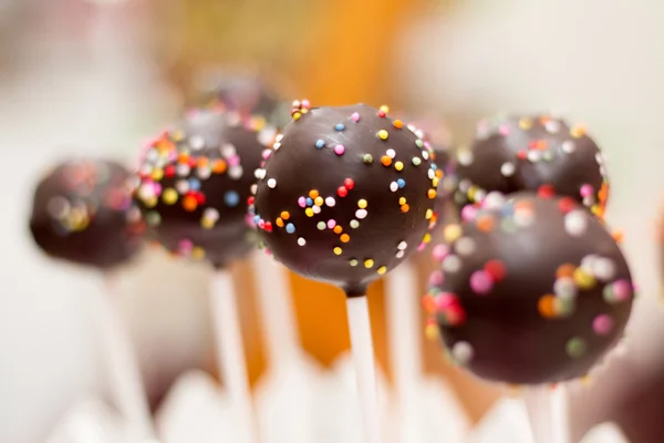 Lahodný čokoládový dort pops se sype - sladká jídla — Stock fotografie