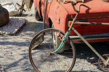 Issız bir eyalette eski bir gazi arabasının ayrıntıları. Paslı, etrafta bir sürü çöp var..