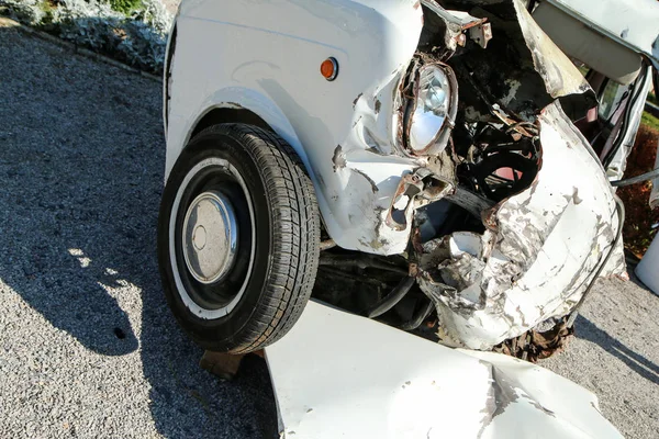 Detalle Viejo Coche Pequeño Veterano Después Colisión Con Coche Moderno —  Fotos de Stock