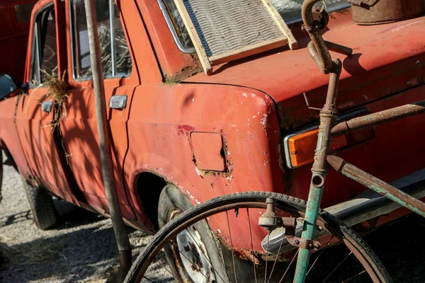 荒涼とした状態で古いベテランの車の詳細 ゴミだらけで錆びています — ストック写真