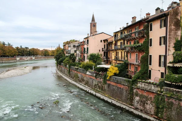 Stadsbilden Den Antika Staden Verona Italien Kan Floden Adige Med — Stockfoto