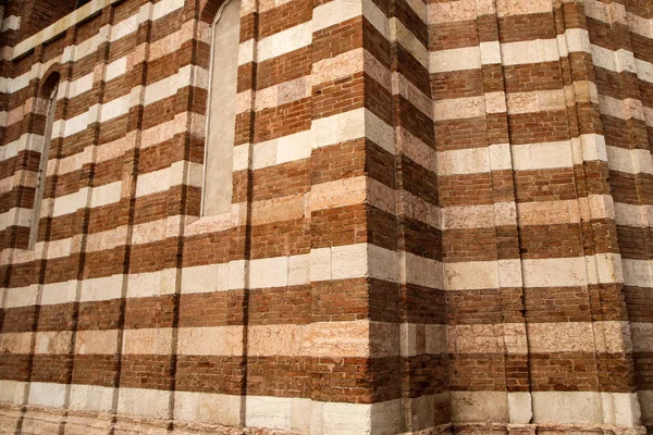 Detalle Fachada Iglesia Romana Italiana Ladrillos Diferentes Colores Patrón Son —  Fotos de Stock