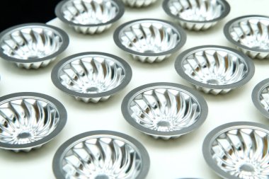 Masaya dizilmiş birçok Noel kurabiyesi kalıbının ayrıntıları.