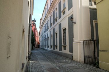 Polonya 'nın tarihi Wroclaw şehrinin dar sokaklarından biri..