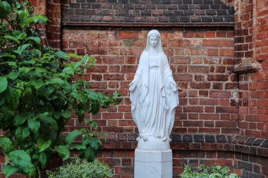 Litvanya 'daki Vilnius' taki St. Anne Kilisesi 'nin yanındaki Aziz Anne heykeli..