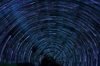Mavi ışıkların kamerayla dönerken yaptığı soyut desen..