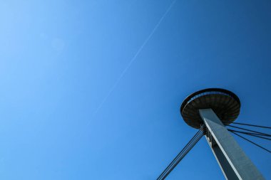 Slovakya 'daki Bratislava' daki Snp köprüsünün detayları. Köprüdeki Ufo gözlem güvertesi parlak güneşli gökyüzüne karşı görünür..