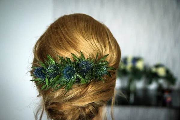 花嫁の髪の毛の詳細 彼女は髪の毛の中にいくつかのアザミの花で装飾的なスタイルを持っています — ストック写真