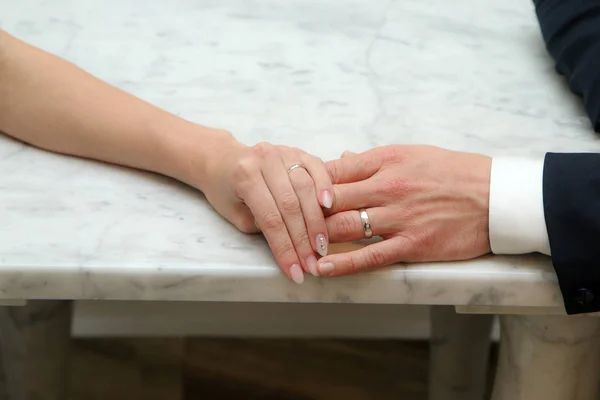 Joven Pareja Sostiene Sus Manos Después Ceremonia Boda Muestra Sus — Foto de Stock