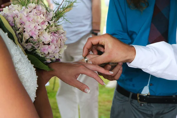 Detalle Las Manos Los Novios Durante Ceremonia Boda Novio Está — Foto de Stock