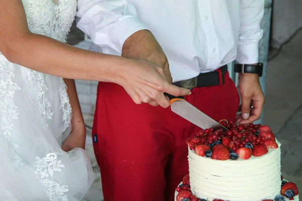 Detalle Las Manos Los Novios Durante Ceremonia Boda Están Cortando — Foto de Stock