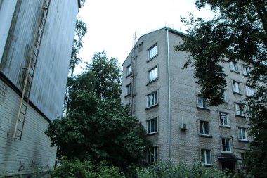 Riga, Letonya 'daki Sovyet döneminden kalma eski apartman bloğu..