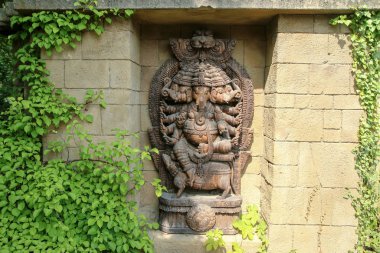 Ganesha 'nın ahşap heykeli, halk parkındaki Hint tanrılarından biri..
