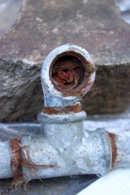 Pas tutmuş eski su borusunun ayrıntıları. Boru onunla dolu ve akışı sınırlı. Uzlaşmaya ihtiyacı var..