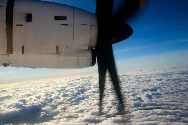Widok Samolotu Lecącego Wysoko Nad Ziemią Spojrzenie Okna Samolotu Widocznym — Zdjęcie stockowe
