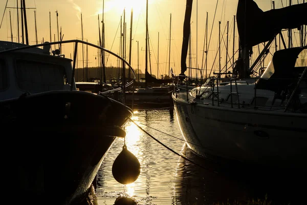 オランダの帆船のための海港からの写真 太陽が沈み 景色をカラフルにしています — ストック写真