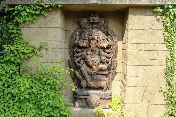 Het Detail Van Het Houten Standbeeld Van Ganesha Een Van — Stockfoto