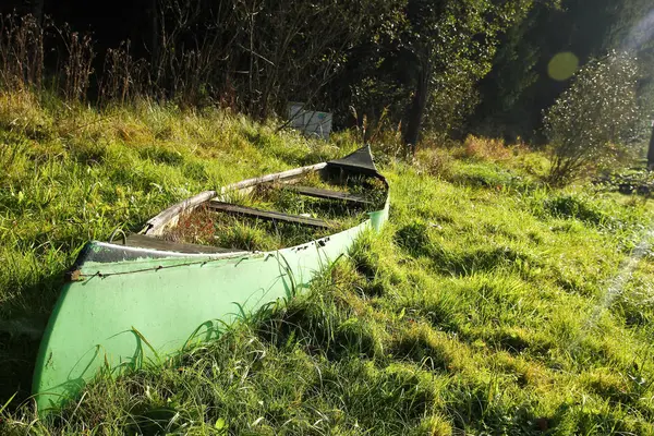 Velho Canoa Está Deitado Prado Perto Rio Abandonado Totalmente Sobrecarregado — Fotografia de Stock