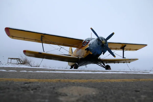 Picture Airfield Winter Old Biplane Standing Runway Waiting Better Weather — Stock Photo, Image