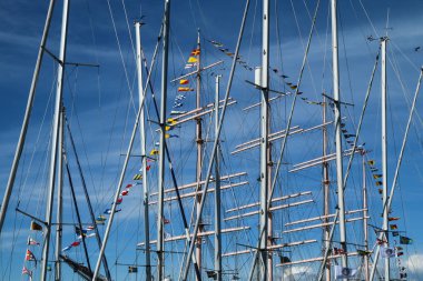 Büyük tarihi yelkenlinin direkleri ve yelkenleri..