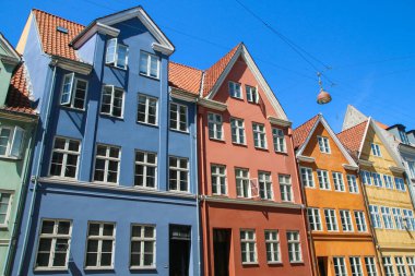 Danimarka 'daki Kopenhag' da birkaç eski tarihi ev ve renkli cepheleri..