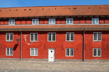 Tipik Danimarka teraslarında renkli yüzleri olan evler vardı. İskandinav tasarımının güzel bir örneği.