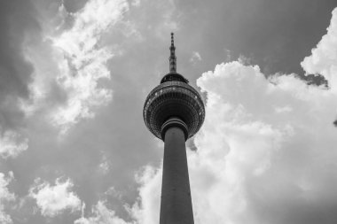 Berlin 'deki ünlü televizyon kulesinin ayrıntıları, şehrin ana görüntülerinden biri. Bulutlu gökyüzüne karşı büyük bir kontrastla çekilmiş..