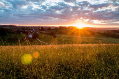 Kırsal Avrupa kırsalında güzel bir akşam manzarası, güzel bir gün batımı..