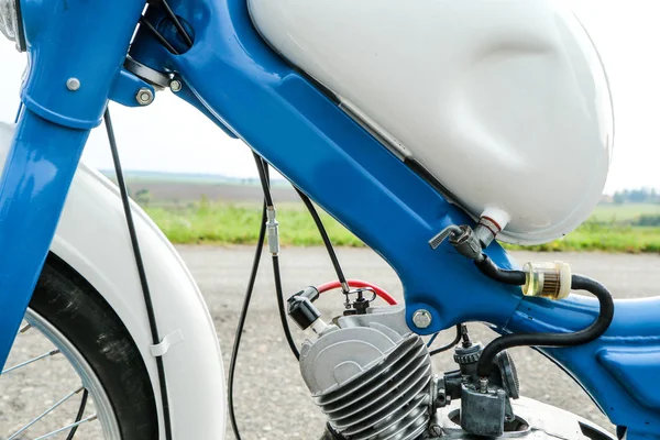 Detalhe Antiga Moto Leve Ciclomotor Com Parte Motor Tanque Combustível — Fotografia de Stock