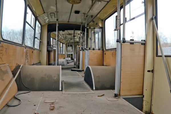 Los Restos Los Autobuses Pie Cementerio Del Vehículo Esperando Ser — Foto de Stock