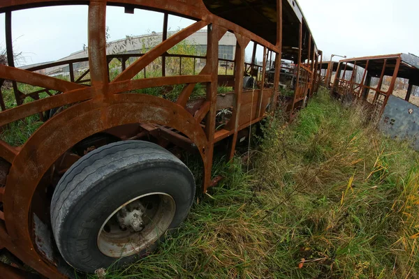 Destroços Dos Autocarros Cemitério Veículo Espera Ser Desmantelado Construções Enferrujadas — Fotografia de Stock