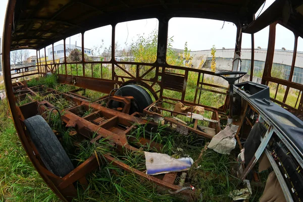Araç Mezarlığında Duran Otobüslerin Enkazları Hurdaya Çıkmayı Bekliyor Bazen Sadece — Stok fotoğraf