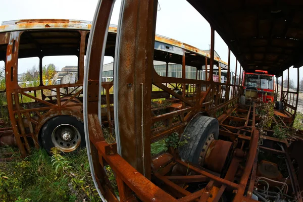 Los Restos Los Autobuses Pie Cementerio Del Vehículo Esperando Ser — Foto de Stock