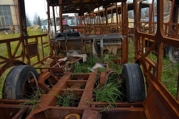 Trosky Autobusů Stojící Hřbitově Vozidel Čekám Vyhodí Někdy Zůstávají Jen — Stock fotografie