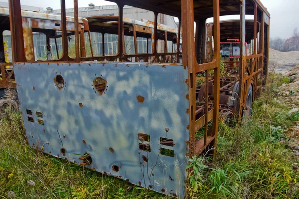 Los Restos Los Autobuses Pie Cementerio Del Vehículo Esperando Ser — Foto de Stock