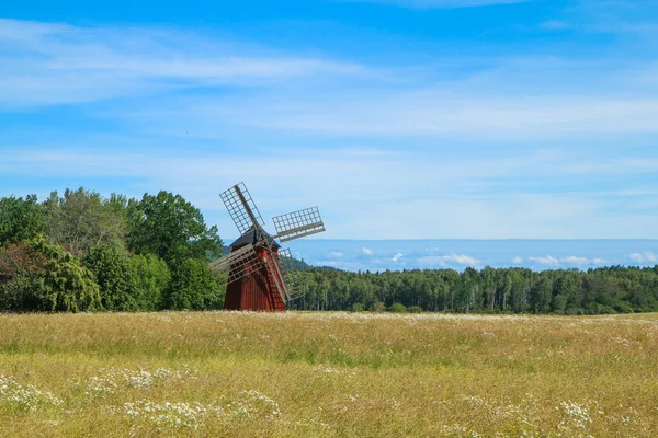 Typický Červený Švédský Větrný Mlýn Stojící Polích Plných Obilí Venkovská — Stock fotografie
