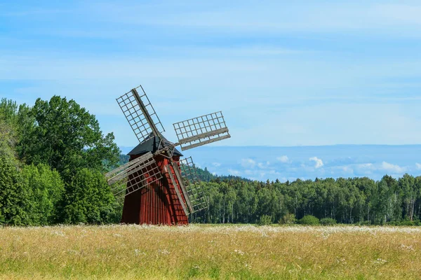 Typiskt Röd Svensk Väderkvarn Som Står Fälten Fulla Säd Landskapet — Stockfoto