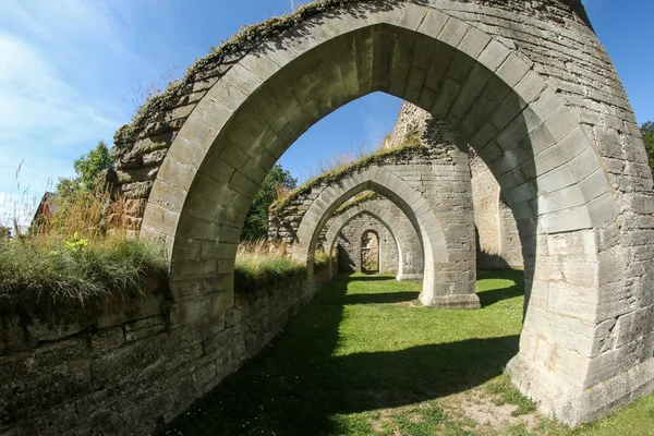 Las Ruinas Del Antiguo Claustro Alvastra Suecia Durante Bonito Día —  Fotos de Stock