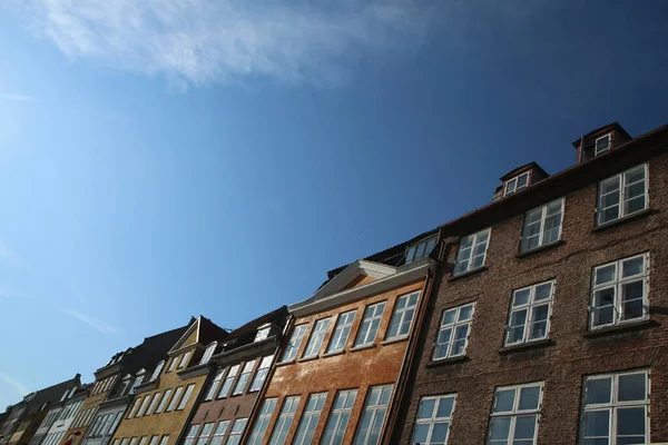 丹麦哥本哈根的几座古老的历史建筑及其多彩的立面 — 图库照片