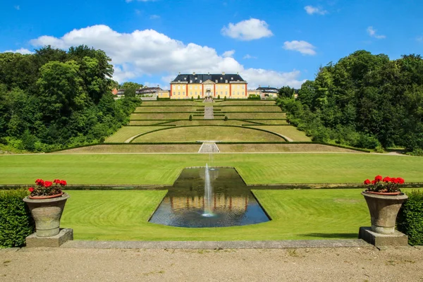 Zamek Ledreborg Danii Pięknym Parkiem Piękny Widok Dla Turystów — Zdjęcie stockowe